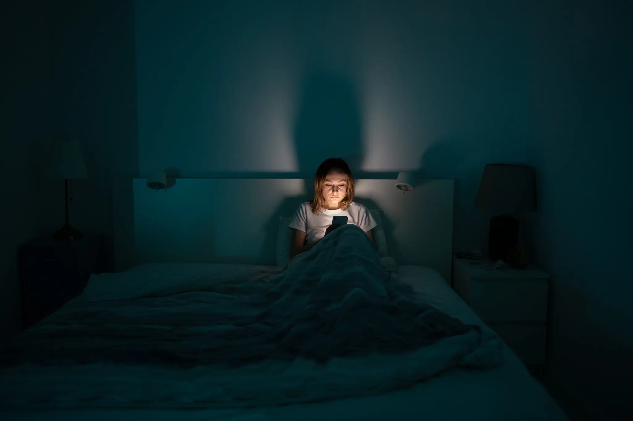 Een vrouw die om 2 uur 's nachts wakker ligt en haar vraag in haar telefoon typt