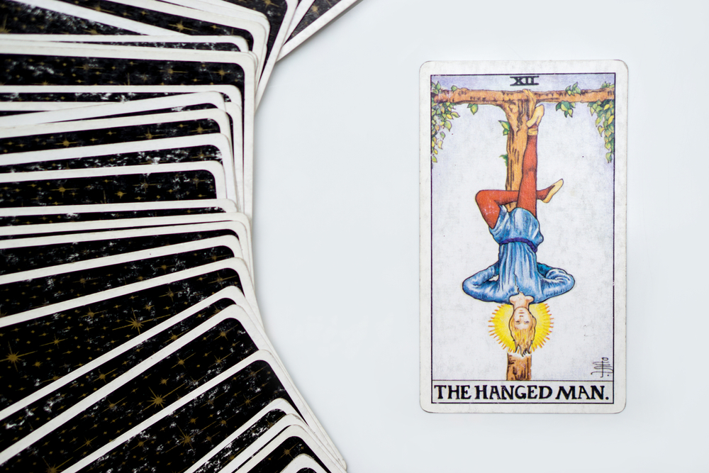 The Hanged Man: Major Arcana tarot cards with multiple cards surrounding them.